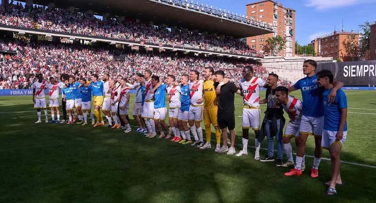 Los jugadores del Rayo celebran un triunfo con su afición.