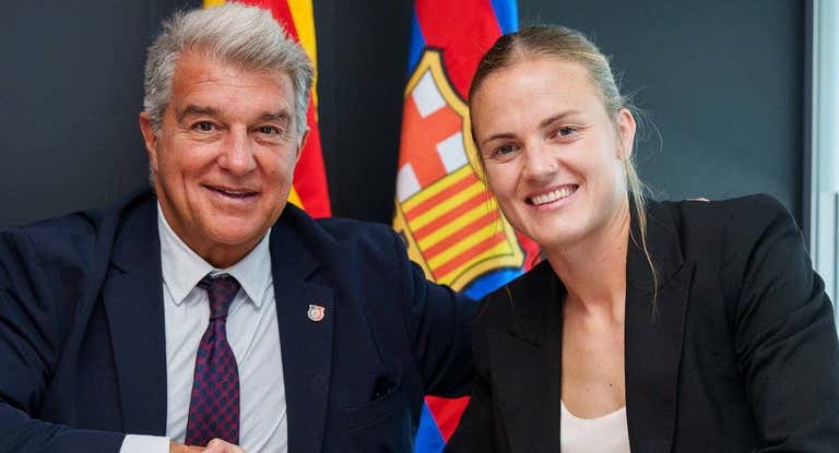 Joan Laporta e Irene Paredes durante la firma de la renovación.