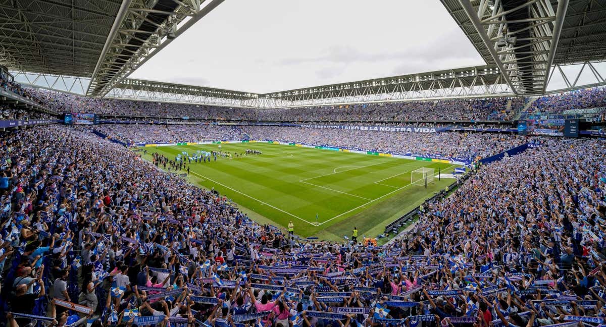 Aspecto del RCDE Stadium en la final del playoff contra el Oviedo.