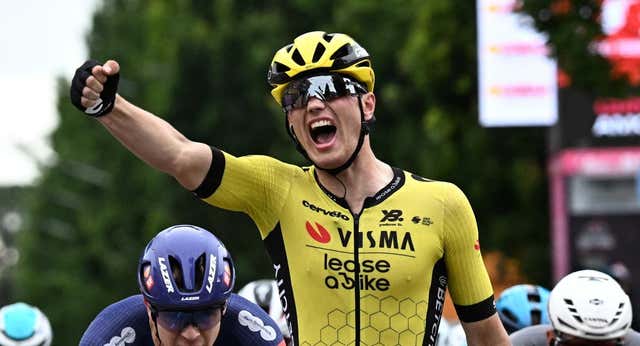 Olav Kooij se anota un disputado esprint y el líder Del Toro sigue bonificando en el Giro