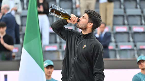 Carlos Alcaraz celebra su título en Roma/Getty Images