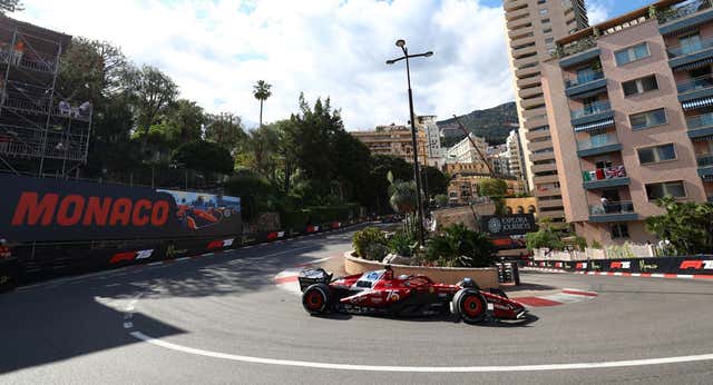 Fernando Alonso aleja fantasmas y Carlos Sainz se sigue codeando con los grandes