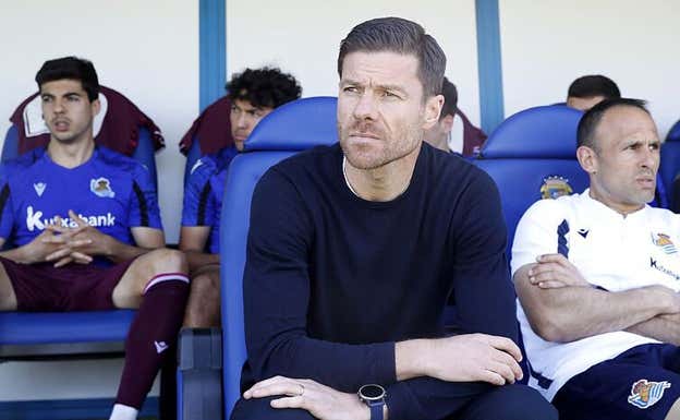Xabi Alonso, junto a Sebas Parrilla, sentados en el banquillo del Sanse.  RS
