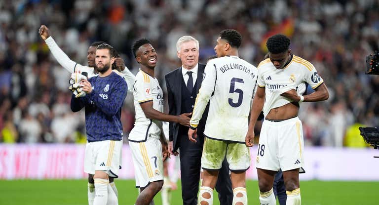 Vinicius junto a Ancelotti.