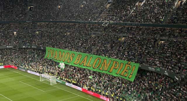 El beticismo se despide del Benito Villamarín y del Betis de ‘Antonio de Triana’ con un hasta pronto… y soñando despierto con la Conference