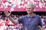 Joaquín Caparrós no cierra la puerta al Sevilla del futuro... pero se prepara para sus vacaciones: «Luego a Punta a comer mis buenas coquinas»