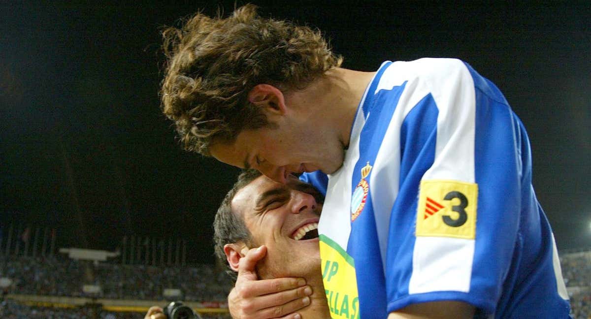 Ferran Corominas abraza a Moisés Hurtado tras el gol en 2006. /GETTY