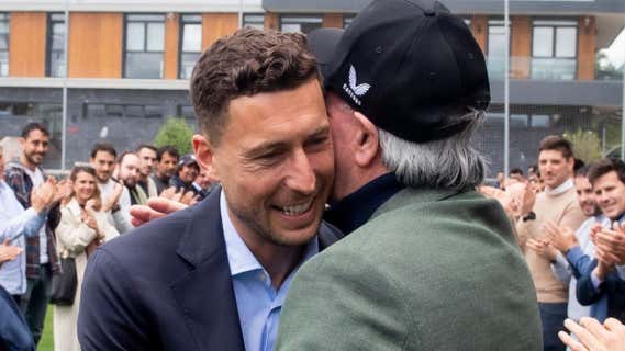 De Marcos se abraza con Iribar en el homenaje de este jueves en Lezama./Athletic Club