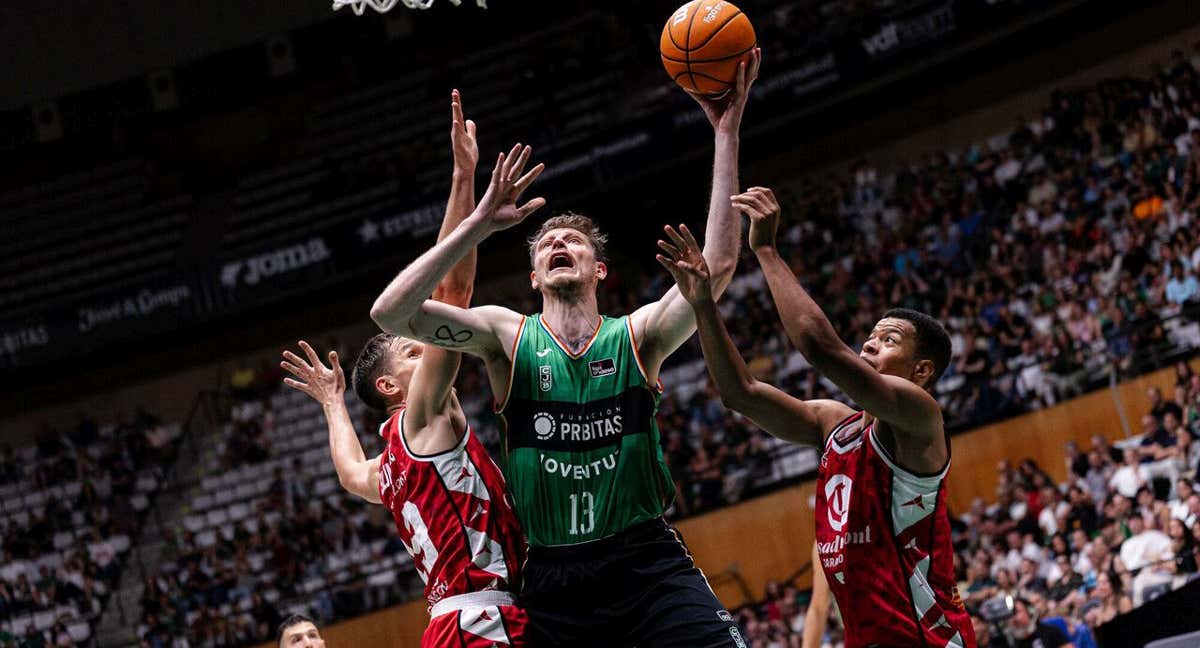 Artem Pustovyi anota ante la defensa del Zaragoza./ACB Media