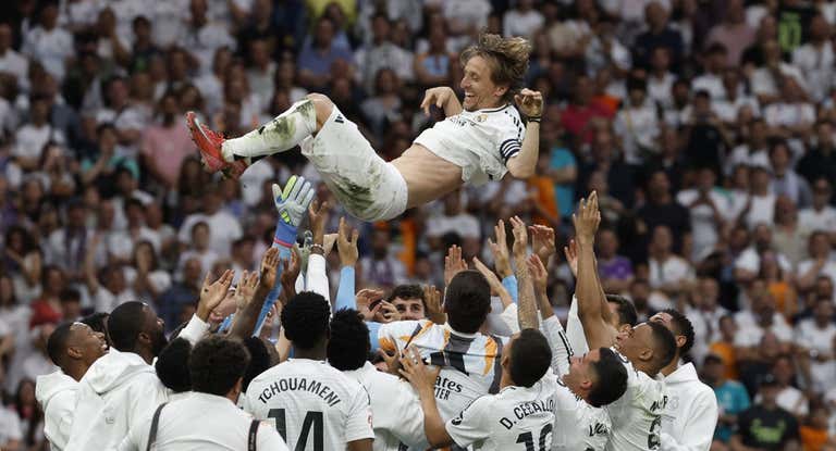 Modric, manteado por sus compañeros.
