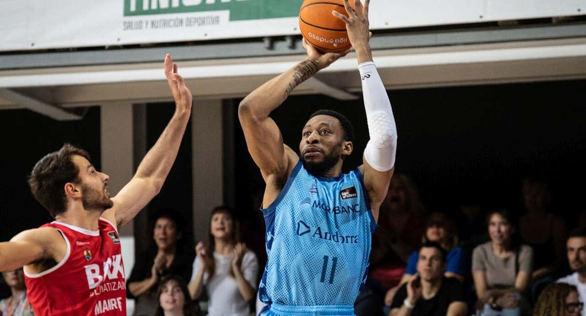 Okoye lanza a canata ante el Manresa./ACB Media