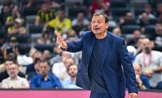 Ergin Ataman carga contra la Euroliga, tilda de «ridícula» la final de consolación y denuncia insultos: «200 fans del Fenerbahçe se metieron en mi hotel…»