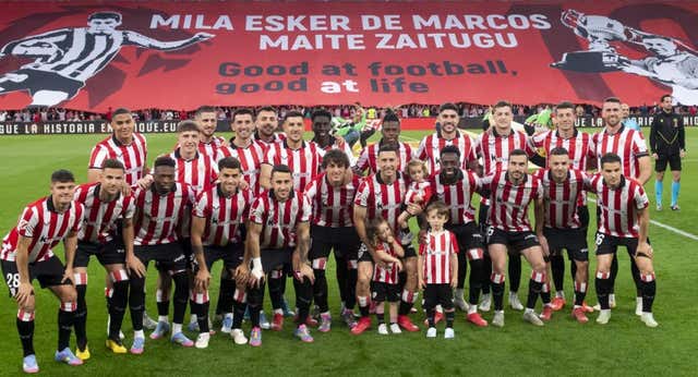 San Mamés despide dando las gracias a una leyenda que nunca quiso serla