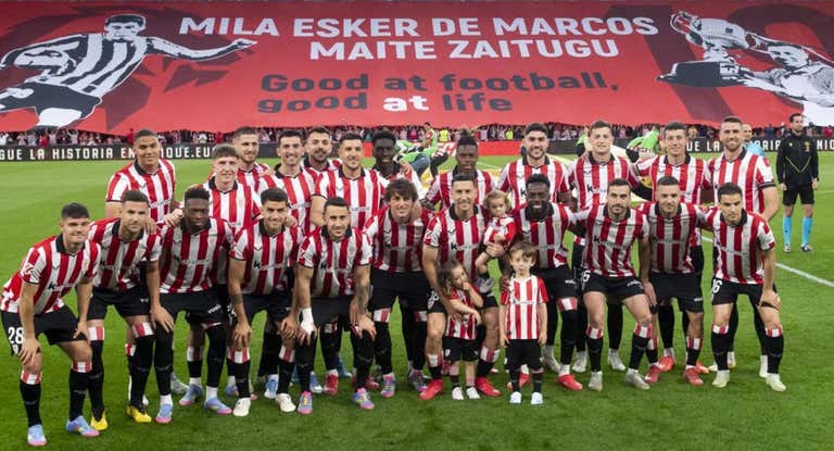 La plantilla rojiblanca posa junto a De Marcos y sus hijos en la previa del choque.