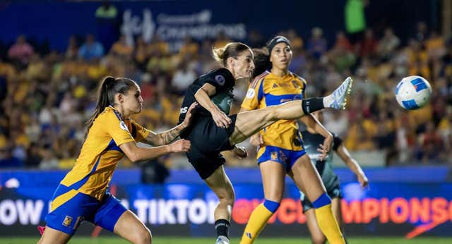 Esther González eleva la primera Champions de la Concacaf ante Jenni Hermoso