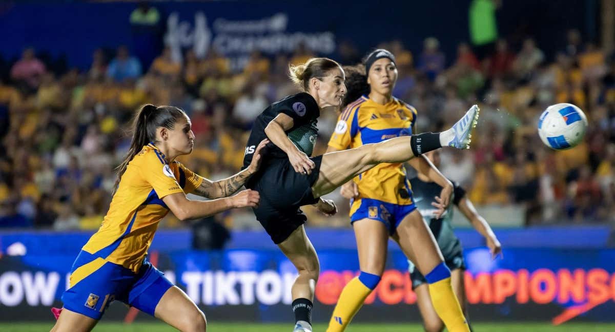 Esther González, en una acción del partido ante Tigres.