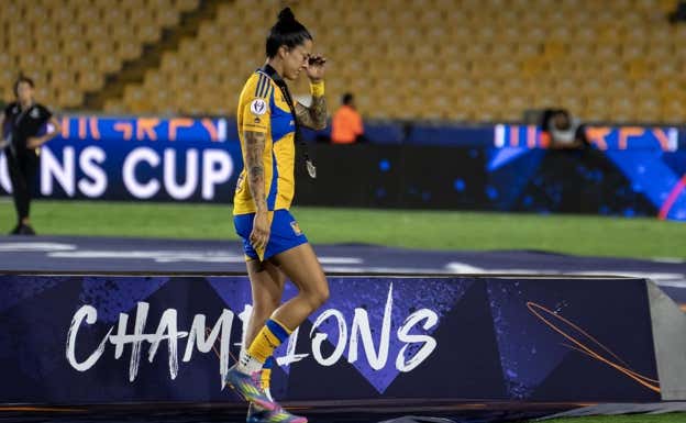 Jenni Hermoso se lamenta tras el final del partido.  EFE