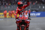 Marc Márquez se cae, le salvan… y encima hace podio: «He vuelto a fallar»