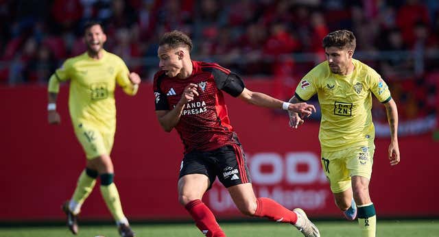La victoria del Elche les deja a un paso de Primera, pero el Mirandés y el Oviedo quedan al acecho