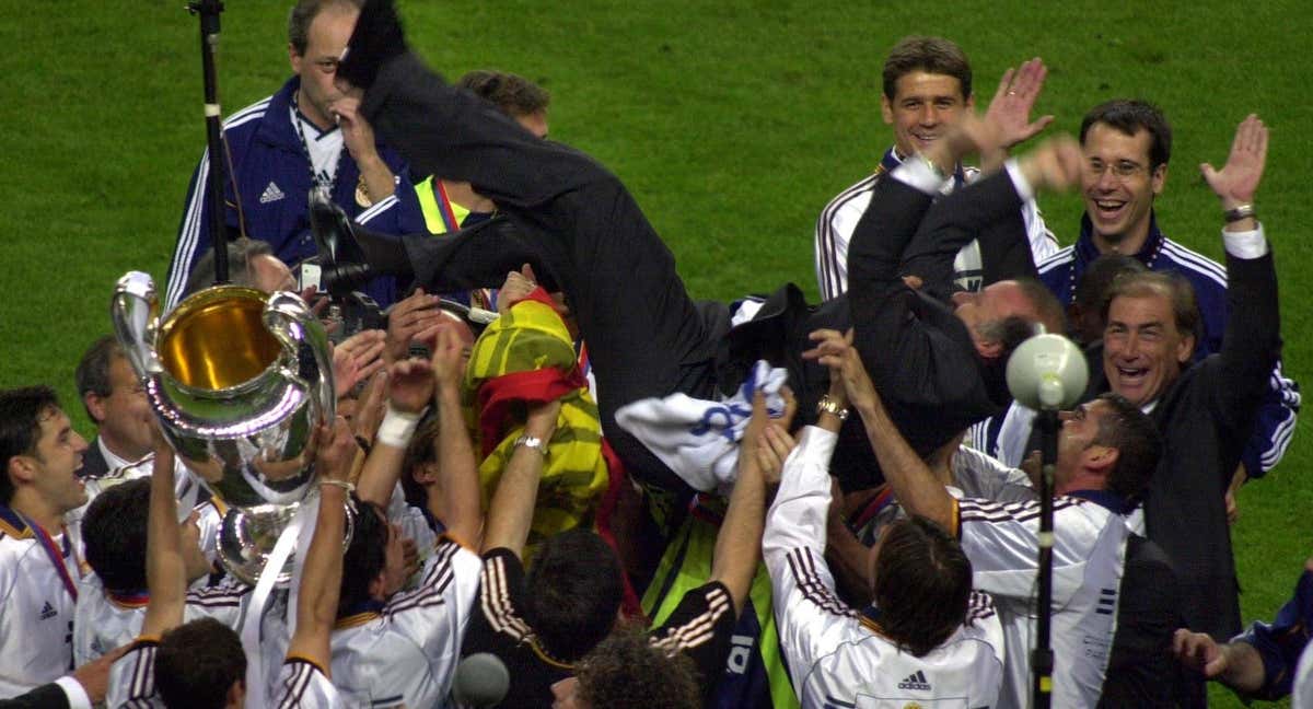 Del Bosque, manteado tras ganar la Octava ante el Valencia en París./