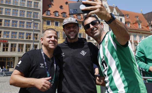 Dos hinchas del Betis se fotografían junto a Aitor Ruibal por las calles de Breslavia. EFE