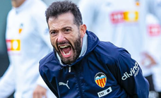 Carlos Corberán se gana el extraño respeto de Peter Lim
