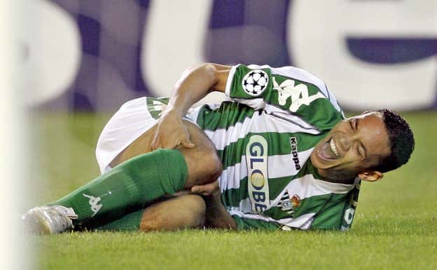 Ricardo Oliveira, roto de dolor tras lesionarse ante el Chelsea. ABC