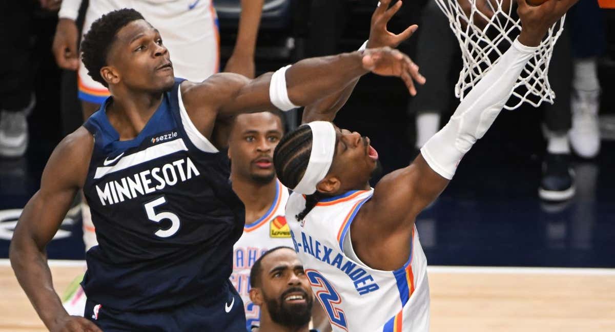 Shai Gilgeous-Alexander anota ante la oposición de Anthony Edwards.