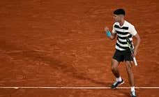Carlos Alcaraz se deja un set pero pasa sin apuros a tercera ronda en París
