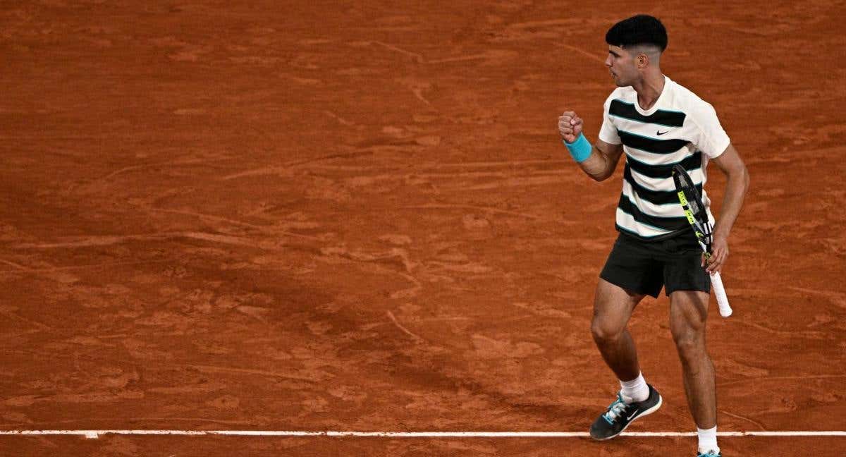 Alcaraz pasa de ronda./JULIEN DE ROSA / AFP