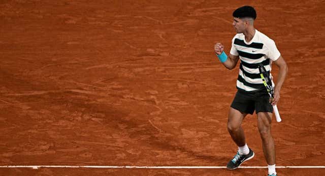 Carlos Alcaraz se deja un set pero pasa sin apuros a tercera ronda en París